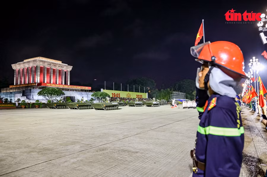 Hàng vạn chiến sĩ Công an, Quân đội cùng xe pháo quân sự và các lực lượng diễu binh, diễu hành đã tham gia tổng hợp luyện.
