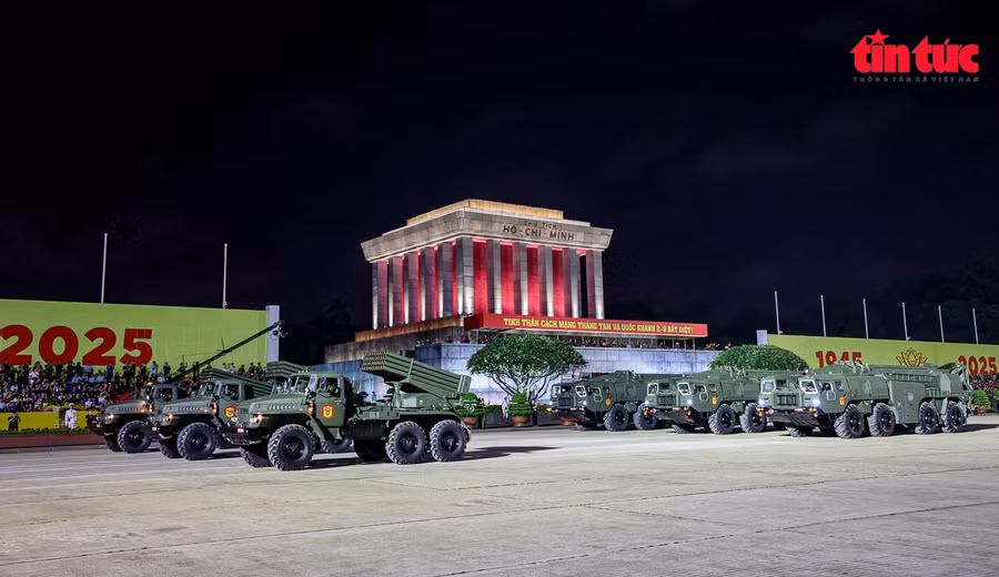 Đánh giá buổi Tổng hợp luyện lần 1, Đại tướng Phan Văn Giang, Bộ trưởng Bộ Quốc Phòng đề nghị các khối, các lực lượng tiếp tục luyện tập để buổi tổng hợp luyện, sơ duyệt tới đây, nhất là buổi tổng duyệt cấp Nhà nước và thực hành diễu binh, diễu hành trong Lễ kỷ niệm vào sáng 2/9 bảo đảm chất lượng, an toàn, xứng tầm với sự kiện trọng đại của đất nước.