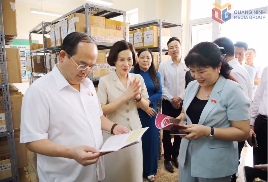 Đoàn ĐBQH tỉnh khảo sát việc cấp, phát sách giáo khoa của nhà trường.