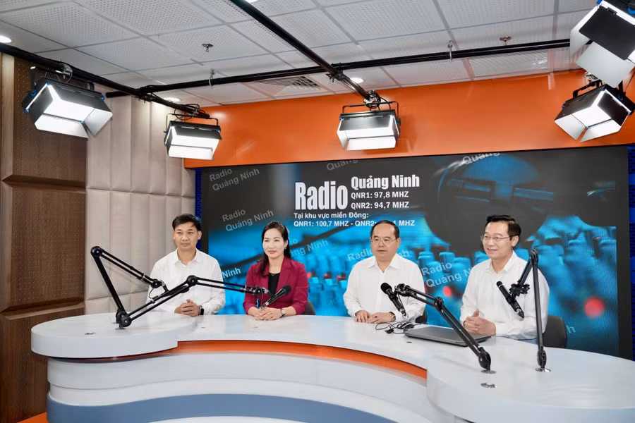 Đồng chí Bí thư Tỉnh ủy cùng đoàn công tác thăm và kiểm tra cơ sở vật chất tại phòng thu phát thanh trực tiếp.