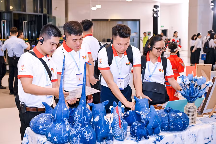 thay-dinh-cong-thanh-tham-gia-hoat-dong-giao-luu-tai-cung-thieu-nhi-quang-chau.jpg