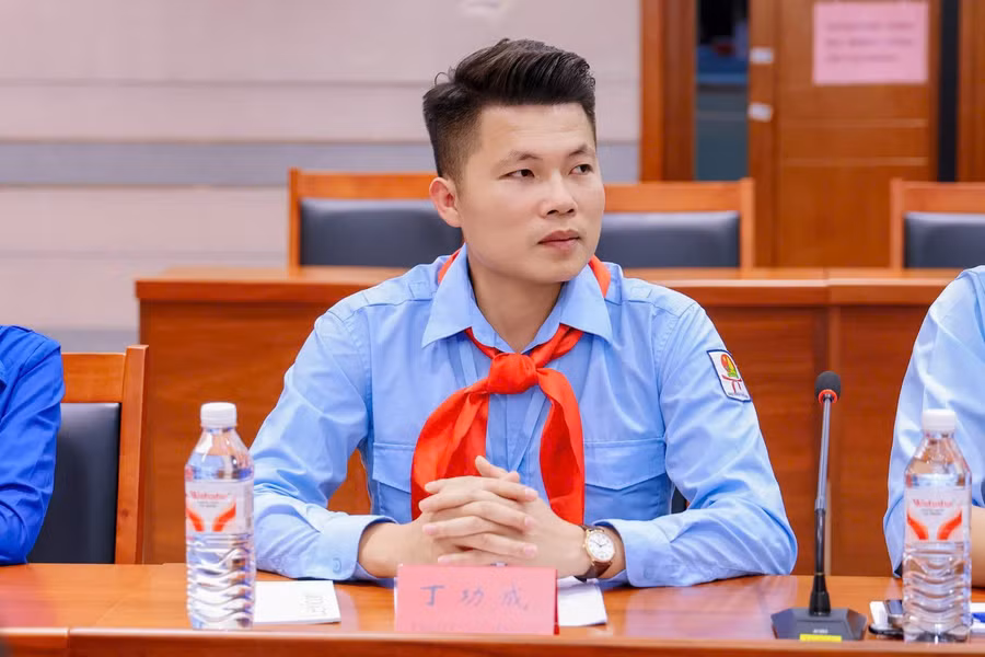 thay-dinh-cong-thanh-tham-gia-buoi-toa-dam-cung-giao-vien-lam-tong-phu-trach-doi-viet-trung.jpg
