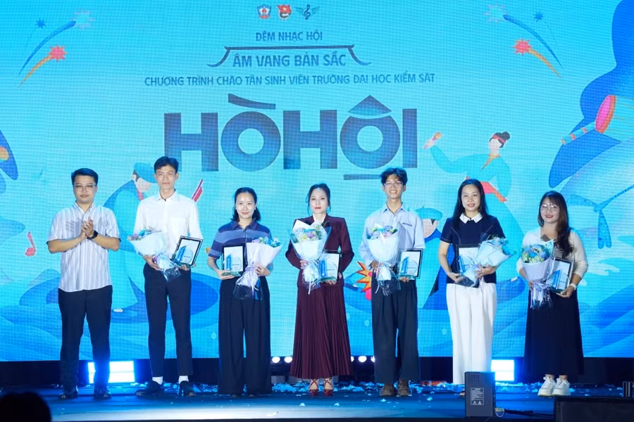 Thầy Trần Sỹ Dương - Trưởng BTC Chương trình trao tặng quà tri ân đến các Nhà tài trợ chương trình. img-0853.jpg