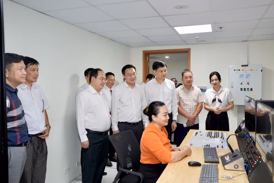 Đồng chí Bí thư Tỉnh ủy cùng đoàn công tác xem quy trình sản xuất tác phẩm phát thanh.
