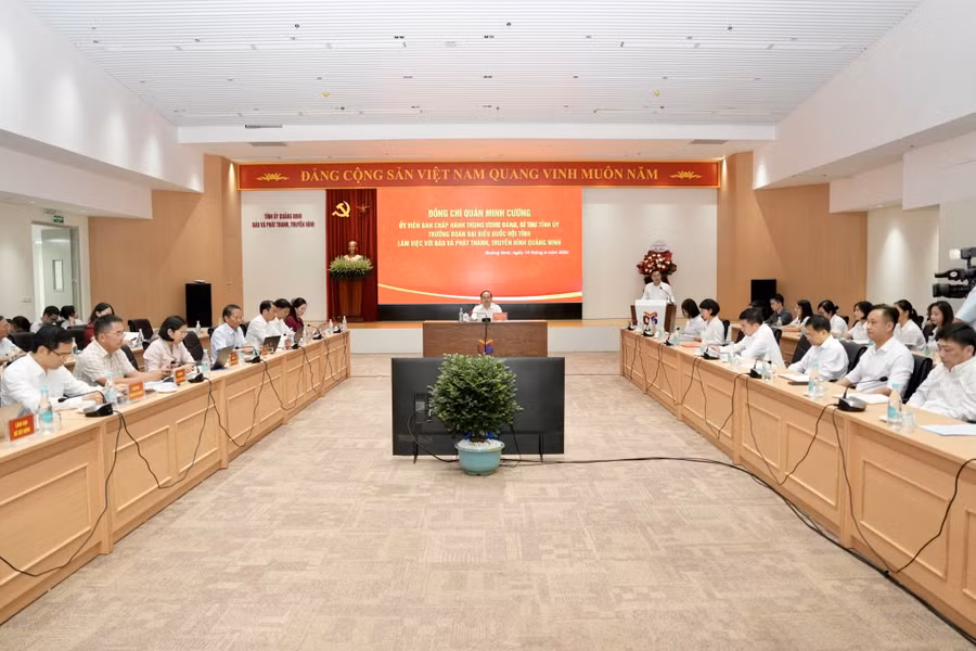 Quang cảnh buổi làm việc.