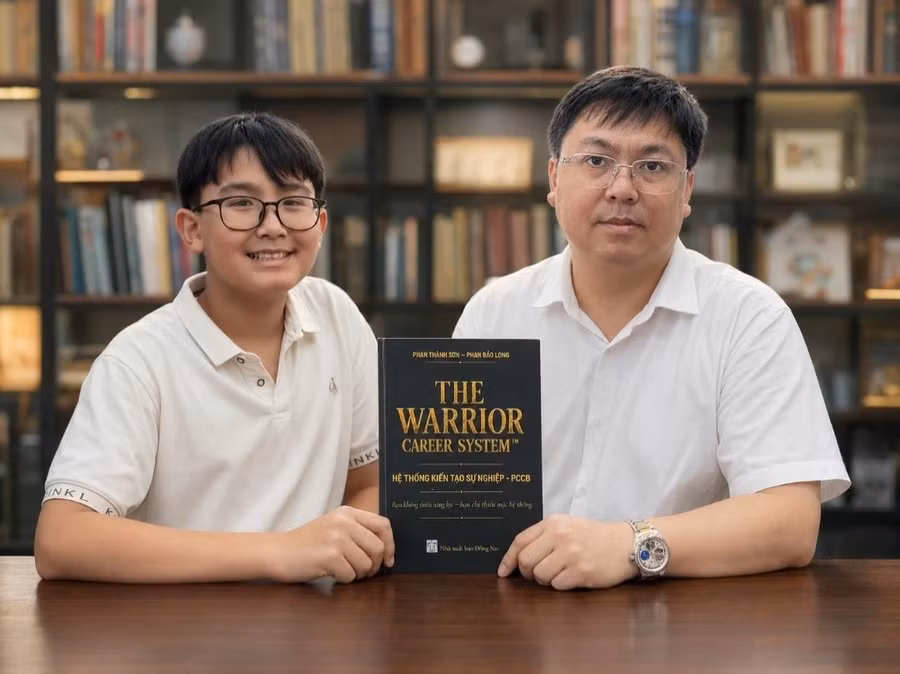 Tác giả Phan Thành Sơn & Phan Bảo Long cùng tác phẩm PCCB – The Warrior Career System. Ảnh: NVCC
