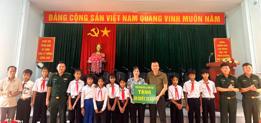 Nhà báo Triệu Ngọc Lâm cùng lãnh đạo Đồn Biên phòng cửa khẩu quốc tế La Lay trao xe đạp cho học sinh nghèo xã biên giới La Lay.