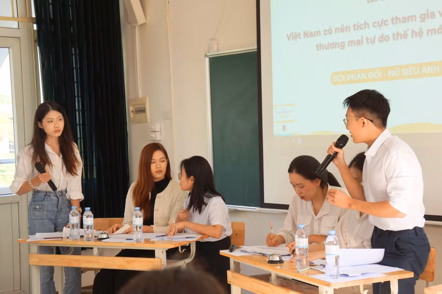 3-sinh-vien-tranh-bien-ve-con-duong-hoi-nhap-viet-nam-fta.jpg