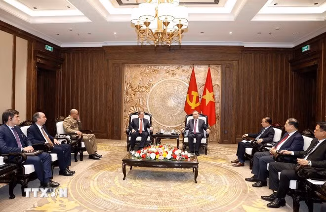 Tổng Bí thư Tô Lâm tiếp thân mật đồng chí Bruno Rodríguez Parrilla, Đặc phái viên Đảng Cộng sản Cuba, Nhà nước Cộng hòa Cuba, Ủy viên Bộ Chính trị, Bộ trưởng Ngoại giao Cuba. (Ảnh: Thống Nhất/TTXVN)