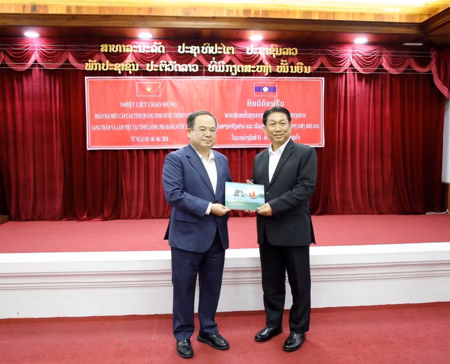 Đồng chí Bí thư Tỉnh ủy Quảng Ninh tặng quà lưu niệm cho đồng chí Bí thư Tỉnh ủy Luông Pha Băng.