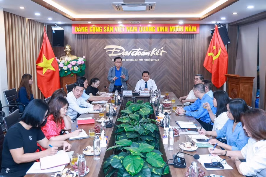 Toàn cảnh buổi tiếp và làm việc giữa Báo Đại đoàn kết và đoàn công tác do ông Lý Xương Căn dẫn đầu. Ảnh: Quang Vinh.