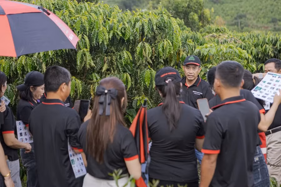Anh Tường khuyến khích người nông dân đưa chính kinh nghiệm của mình vào mỗi cuộc trao đổi. Ảnh: ILO/Vu Khoi Nguyen 166a787b-0ff8-4a12-ad44-67020970a18e.jpg