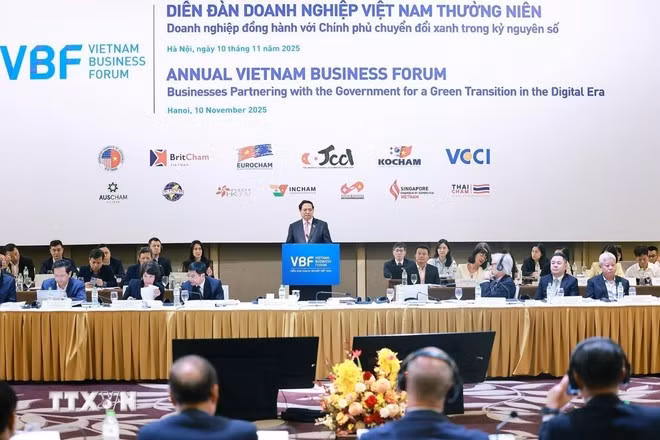Thủ tướng Phạm Minh Chính phát biểu tại Diễn đàn doanh nghiệp Việt Nam thường niên với chủ đề “Doanh nghiệp đồng hành với Chính phủ chuyển đổi xanh trong kỷ nguyên số”. (Ảnh: Dương Giang/TTXVN)