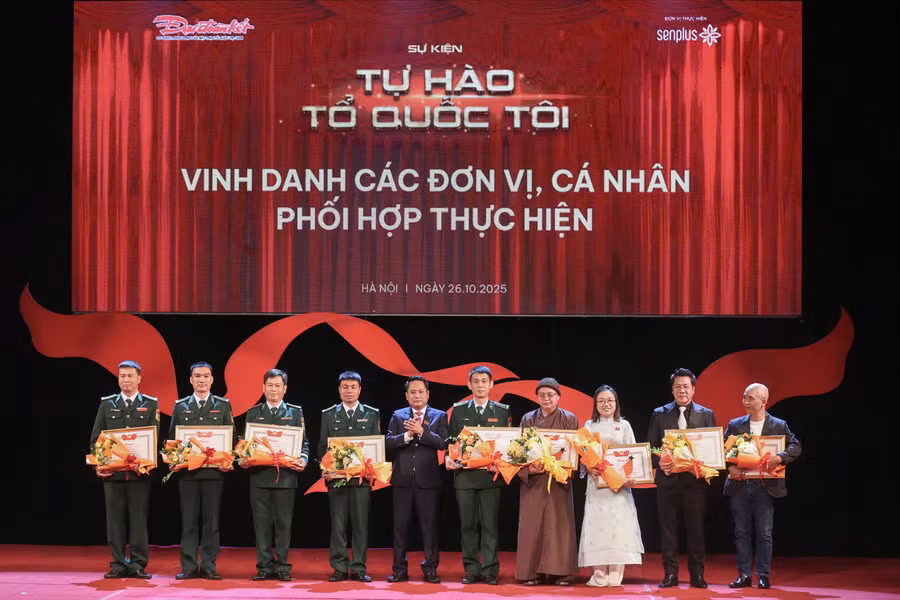 Tổng Biên tập Trương Thành Trung trao kỷ niệm chương và vinh danh các đơn vị phối hợp. (Ảnh: Báo Đại đoàn kết)