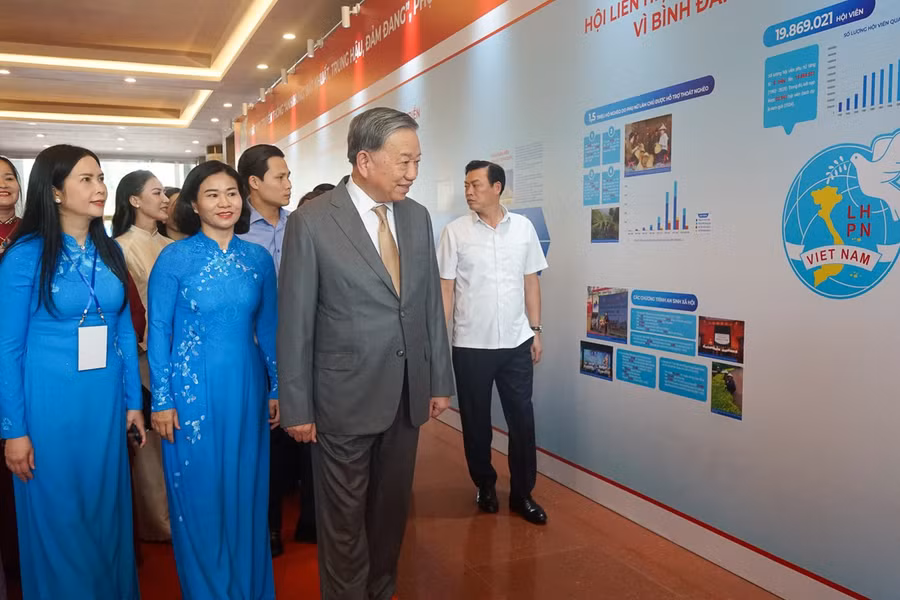 Tổng Bí thư Tô Lâm tham quan không gian triển lãm của Hội LHPN Việt Nam.