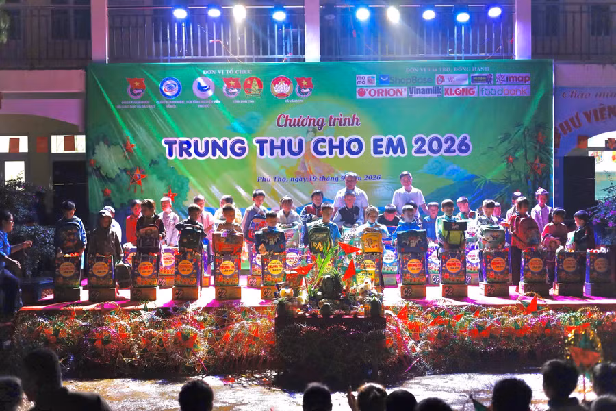 Mang yêu thương đến với thiếu nhi xã Vân Sơn, tỉnh Phú Thọ