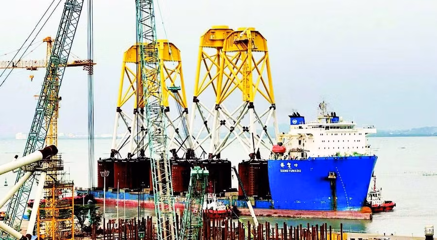 Sản xuất chân đế điện gió ngoài khơi tại cảng PTSC Vũng Tàu. (Ảnh: Hoàng Anh)