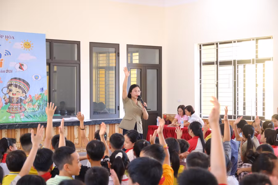 Học sinh trường TH&THCS thể hiện trí tuệ qua các trò chơi tương tác cùng diễn giả.