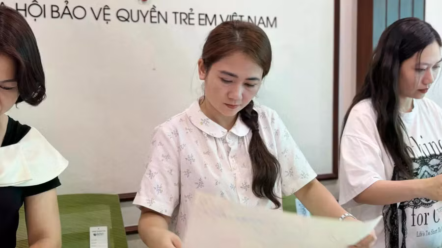 “Các em không chỉ vẽ bằng trí tưởng tượng mà đã bắt đầu quan tâm nhiều hơn tới những vấn đề của môi trường sống”, cô Cao Thị Lam chia sẻ.