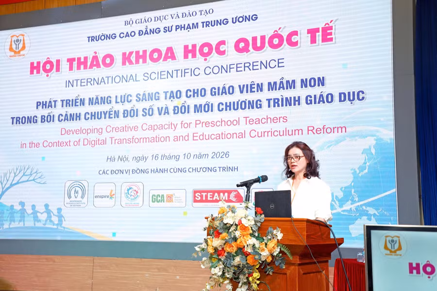 TS Nguyễn Thị Thanh - Hiệu trưởng Trường CĐSP Trung ương phát biểu đề dẫn. img-1163.jpg
