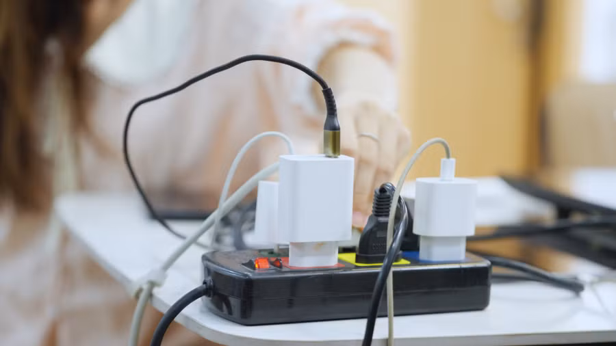 Cắm nhiều thiết bị điện trên cùng một ổ điện có thể dẫn tới nguy cơ cháy nổ.