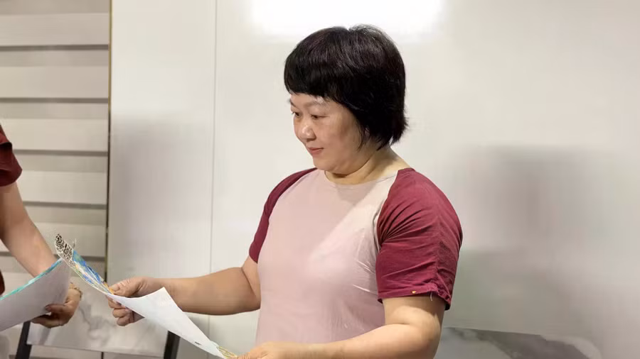 “Cảm xúc và thông điệp của các con là điều rất quan trọng, bởi qua mỗi bức tranh, các con đang kể một câu chuyện và thể hiện như một ‘cam kết hành động’ của mình với môi trường trong tương lai”, cô chia sẻ.