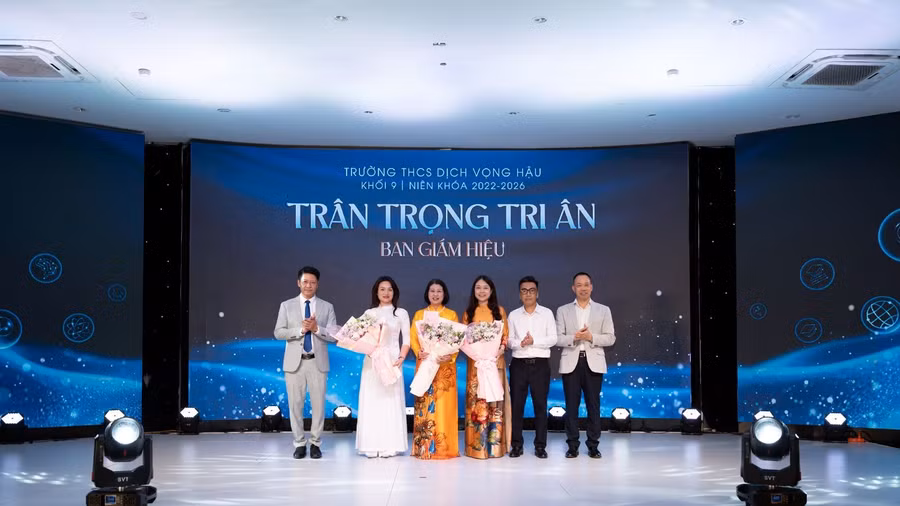 Đại diện BPH khối 9 tri ân BGH Trường THCS Dịch Vọng Hậu.