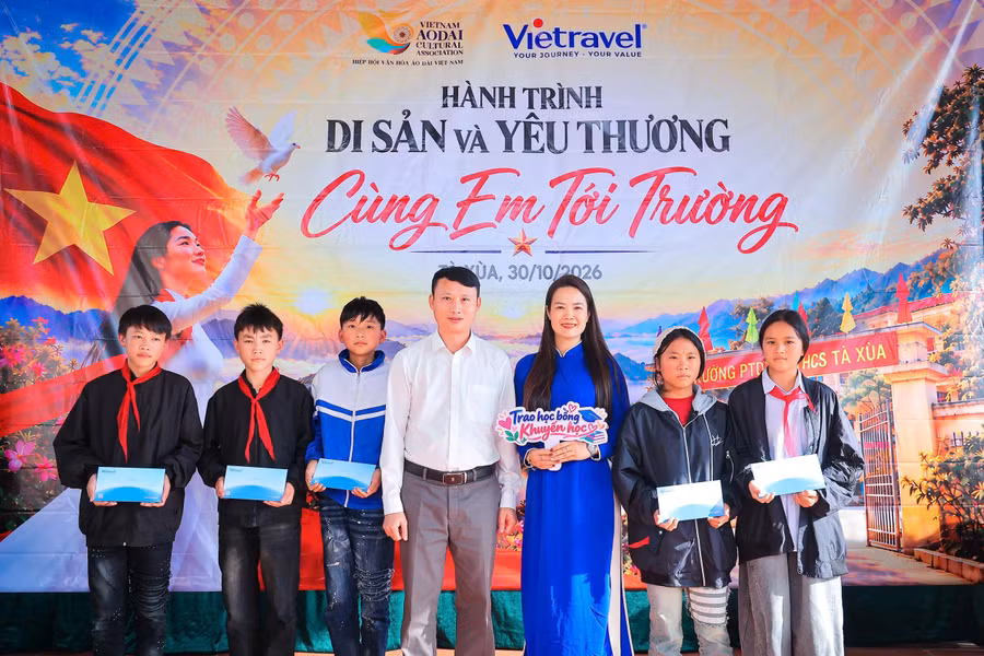 Nhiều phần quà ý nghĩa đến với học sinh miền núi. ao-dai-8202.jpg