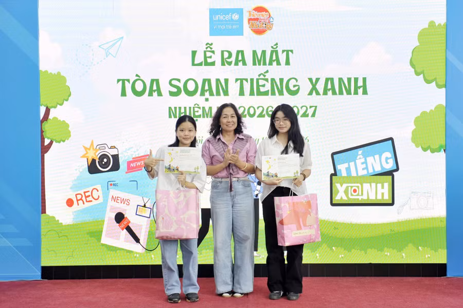 Nhà báo Đỗ Thị Thanh Bình - Phó Tổng Biên tập Báo TNTP&NĐ, đại diện Ban Cố vấn Tòa soạn Tiếng Xanh trao thưởng cho đại diện Tòa soạn Xanh Đà Nẵng và Câu lạc bộ Tiếng Xanh Lào Cai trong khuôn khổ chương trình Hành trình mùa hè khám phá khí hậu 2026 (CEST 2026). Nhà báo Đỗ Thị Thanh Bình - Phó Tổng Biên tập Báo TNTP&NĐ, đại diện Ban Cố vấn Tòa soạn Tiếng Xanh trao thưởng cho đại diện Tòa soạn Xanh Đà Nẵng và Câu lạc bộ Tiếng Xanh Lào Cai trong khuôn khổ chương trình Hành trình mùa hè khám phá khí hậu 2026 (CEST 2026).