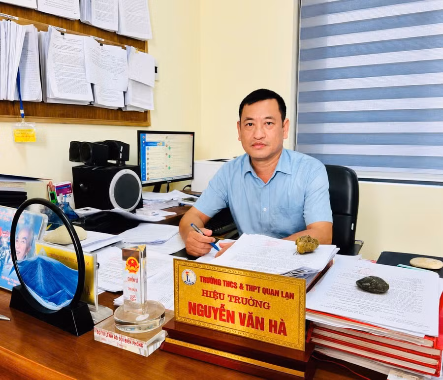 Từ ngôi trường giữa trùng khơi, thầy Nguyễn Văn Hà cùng đồng nghiệp bền bỉ đưa con chữ đến với học sinh đảo xa.
