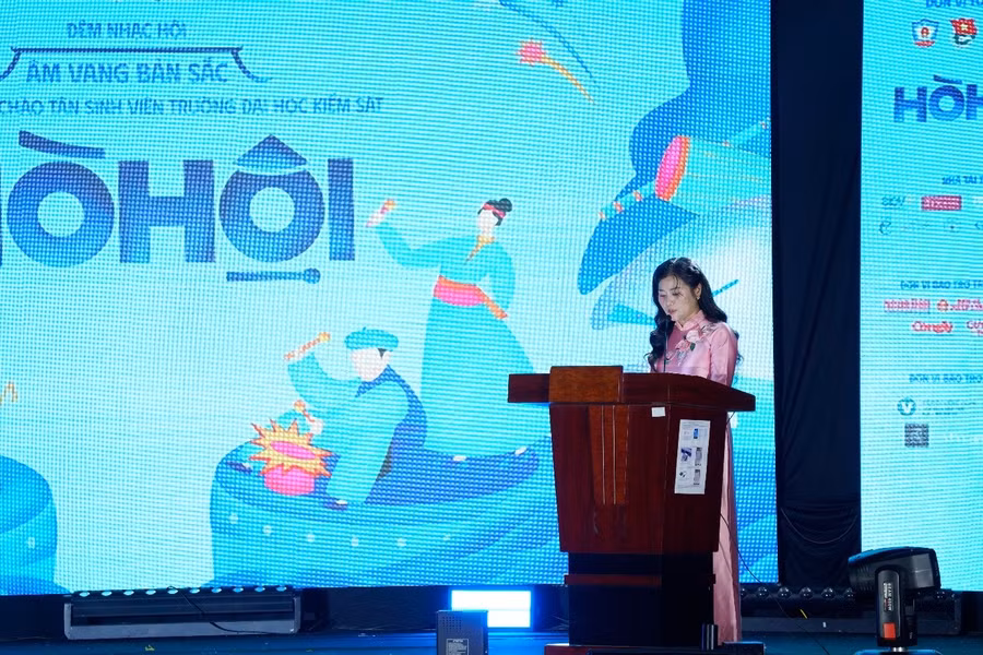 PGS.TS. Bùi Thị Hạnh – Phó Hiệu trưởng Nhà trường phát biểu tại Đêm nhạc hội. img-0850.jpg