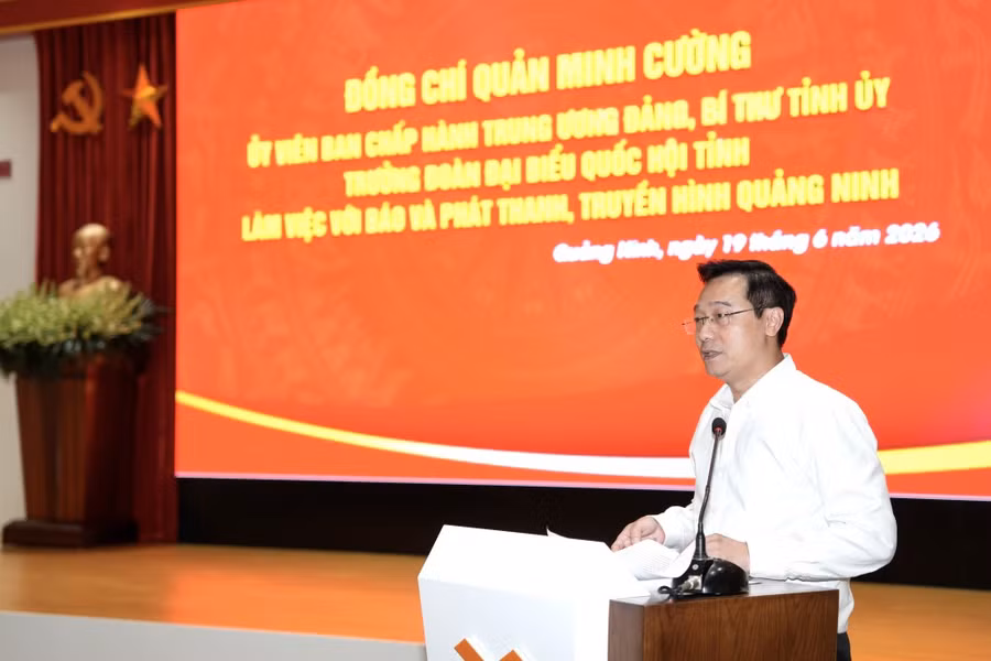 Đồng chí Nguyễn Thế Lãm, Giám đốc Báo và PTTH tỉnh, báo cáo tại buổi làm việc.