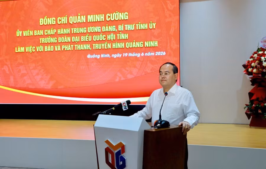 Đồng chí Quản Minh Cường, Ủy viên Trung ương Đảng, Bí thư Tỉnh ủy, Trưởng Đoàn ĐBQH tỉnh, phát biểu chỉ đạo và chia sẻ với đội ngũ phóng viên, biên tập viên, người lao động về nghề báo.