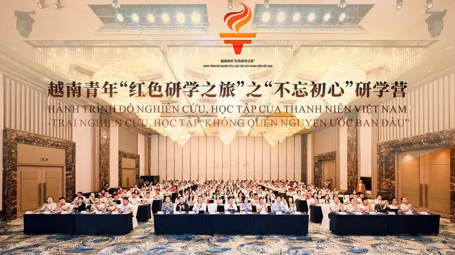 doan-lanh-dao-tw-doan-trung-quoc-gap-go-cac-dai-bieu-den-tu-viet-nam.jpg