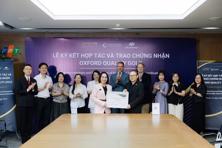 Bà Nguyễn Thị Diệu Uyên, Trưởng đại diện Văn phòng NXB Đại học Oxford tại Việt Nam trao chứng nhận Oxford Quality Gold cho ông Nguyễn Xuân Phong, Giám đốc điều hành Hệ thống Phổ thông FPT.