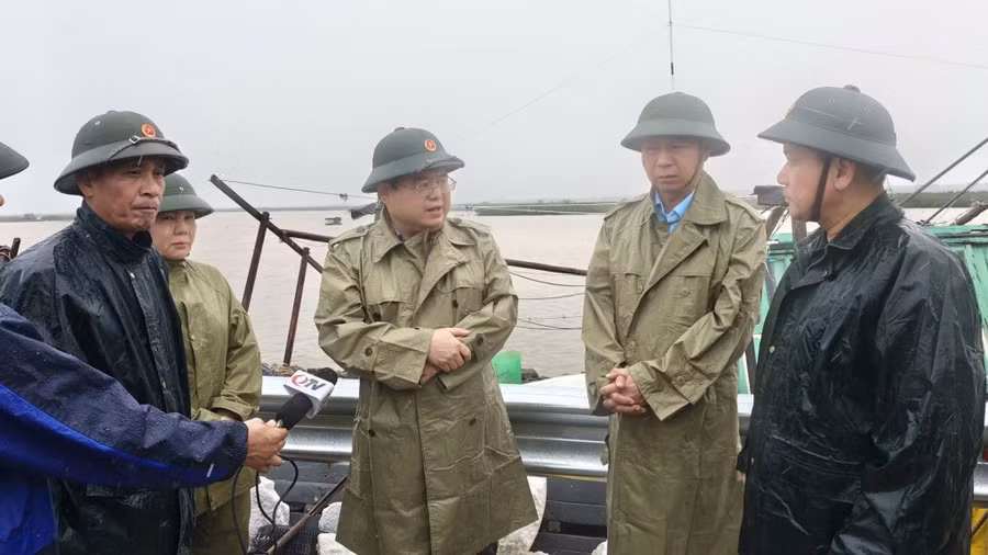 Đồng chí Bí thư Tỉnh ủy yêu cầu lực lượng chức năng nhanh chóng huy động phương tiện hỗ trợ trục vớt tàu thuyền bị trôi dạt cho người dân.