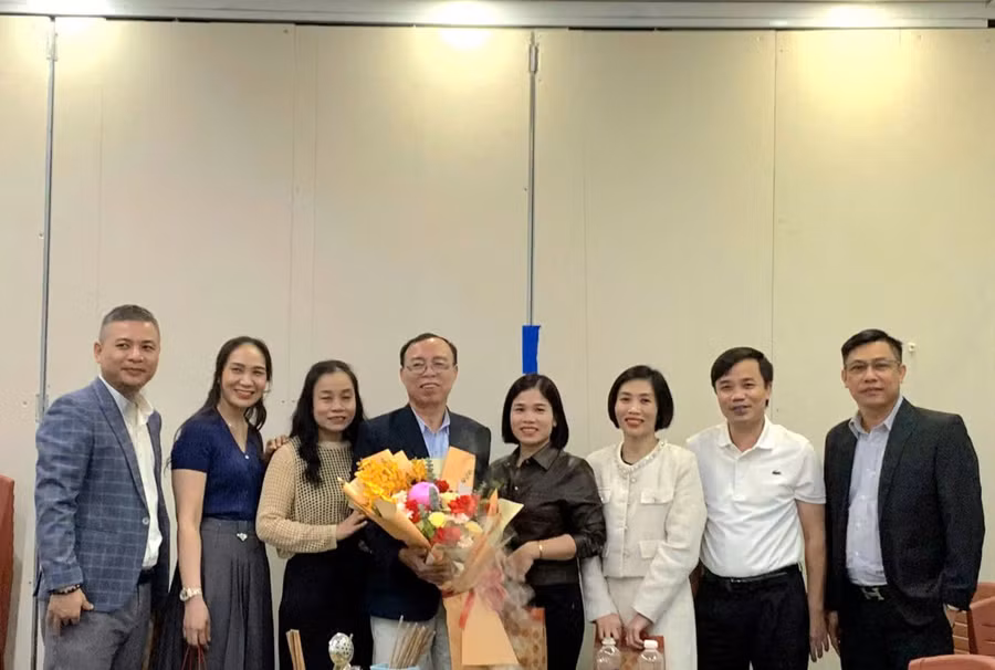 Tập thể lớp 12C khóa 1995-1998 tri ân thầy chủ nhiệm Trần Đăng Ngân - tháng 11/2025.