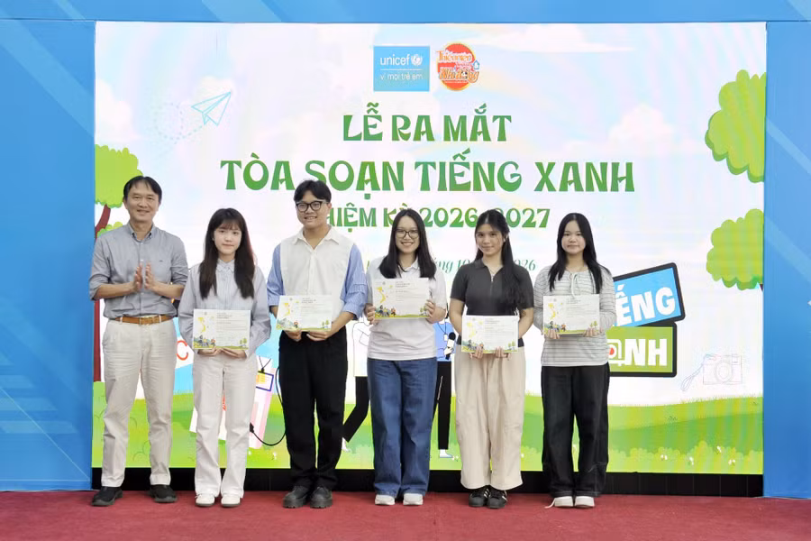 Ông Lý Phát Việt Linh trao thưởng cho Ban Biên tập Tòa soạn Tiếng Xanh nhiệm kỳ 2025–2026. Ông Lý Phát Việt Linh trao thưởng cho Ban Biên tập Tòa soạn Tiếng Xanh nhiệm kỳ 2025–2026.