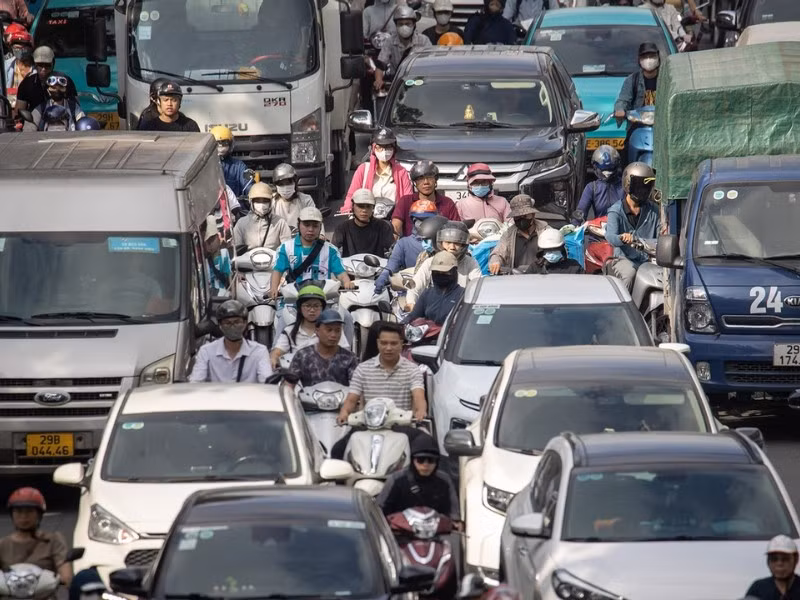 Va quẹt khi di chuyển trong đô thị đông đúc gây hư hỏng oto.