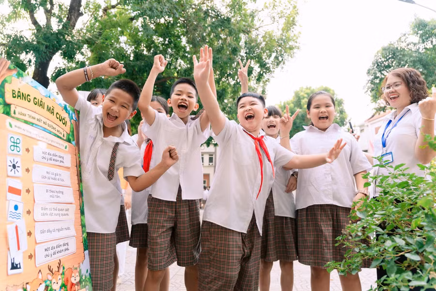 Học sinh trường TH & THCS Cự Khối (P. Long Biên) hào hứng trải nghiệm các trò chơi về kỹ năng sinh tồn.