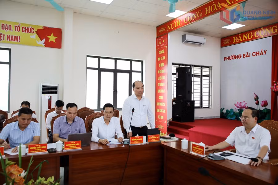 Đồng chí Nguyễn Hoàng Quý, Bí thư Đảng ủy, Chủ tịch HĐND phường Bãi Cháy phát biểu tại buổi làm việc.