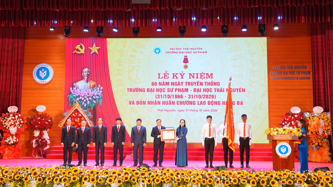 Trường Đại học Sư phạm – Đại học Thái Nguyên đón nhận Huân chương Lao động hạng Ba.