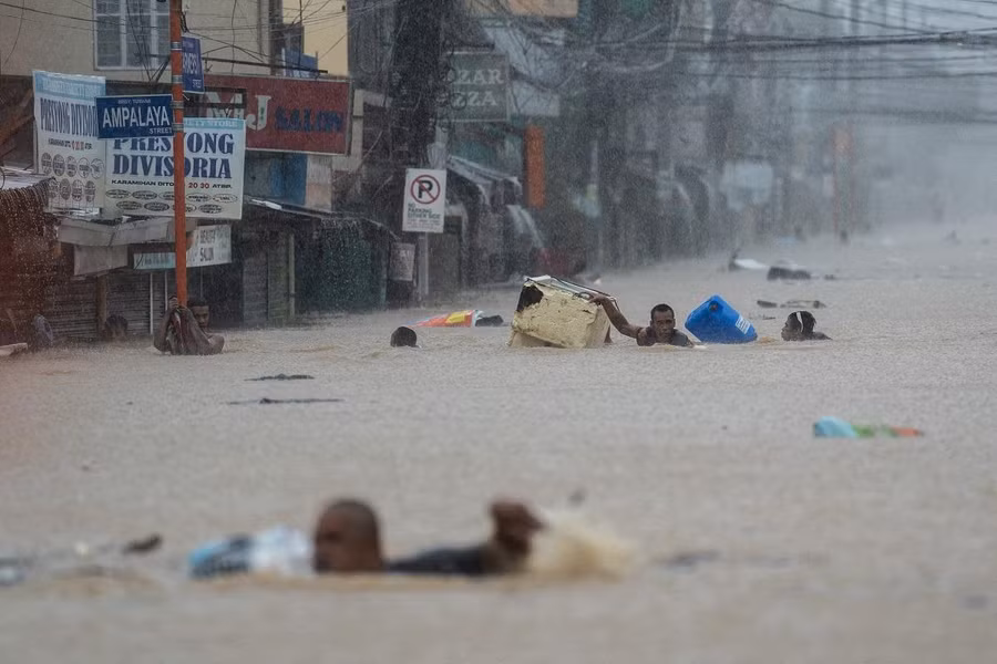 Bão Carina đổ bộ vào Philippines.