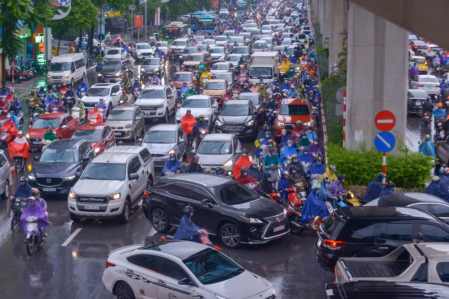 Giao thông TP Hà Nội luôn quá tải vào giờ cao điểm, dịp nghỉ lễ, Tết.