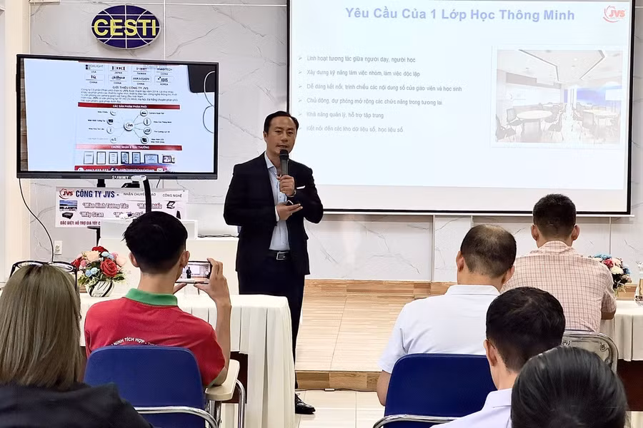 Ông Trần Duy Đông giới thiệu về giải pháp tổng thể cho phòng học thông minh 4.0.