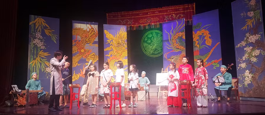 Các em nhỏ thích thú tham gia trạm trải nghiệm 'Tích tịch tình tang'. Ảnh: Bình Thanh.