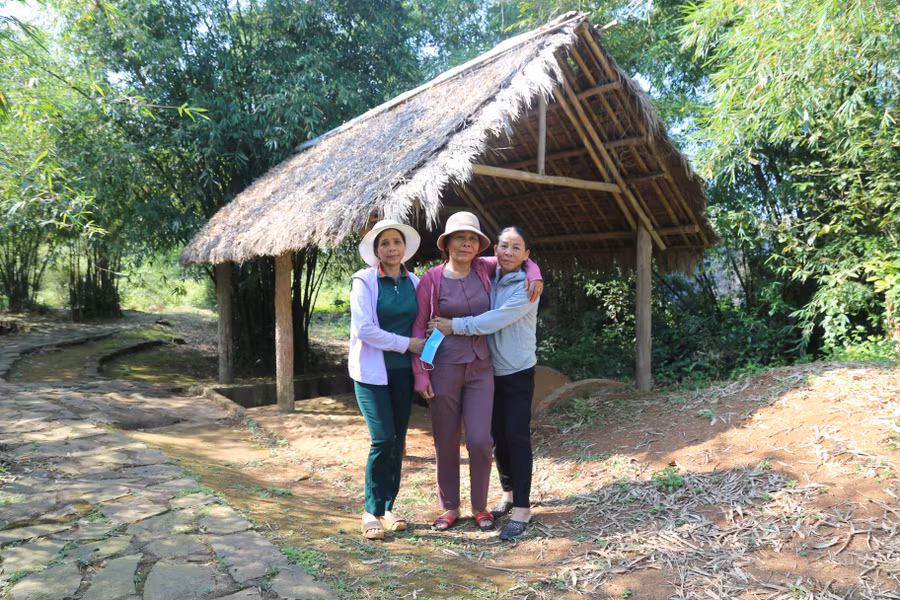 nhung nguoi con sinh ra trong long dia dao (1).JPG