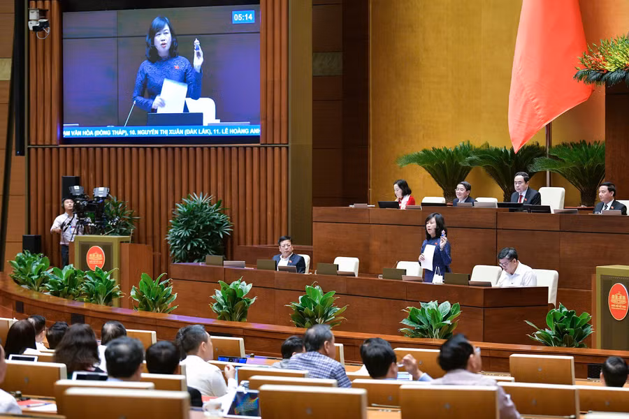 Bộ trưởng Đào Hồng Lan đưa vào nghị trường một số sản phẩm thuốc lá điện tử. Ảnh: Media Quốc hội