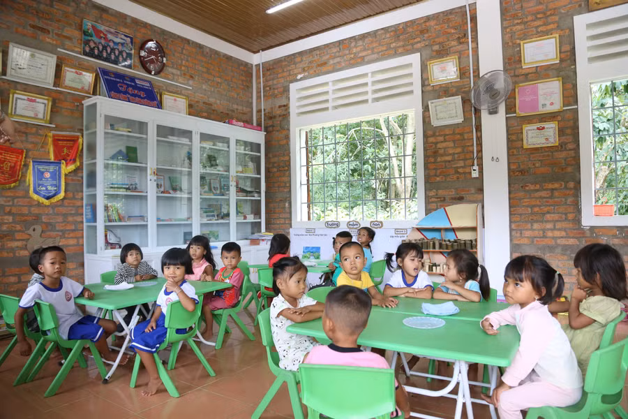 gia dinh van kieu hien dat xay truong (5).JPG
