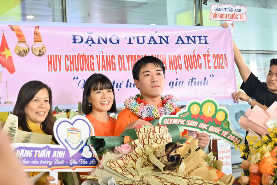 Thầy cô, gia đình và bạn bè đón Đặng Tuấn Anh - học sinh Trường THPT Chu Văn An, Hà Nội đoạt Huy chương Vàng Olympic Sinh học quốc tế năm 2024. Ảnh: Vân Anh